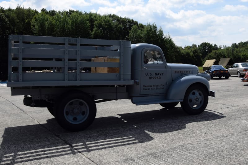 oude leger voertuigen en autos