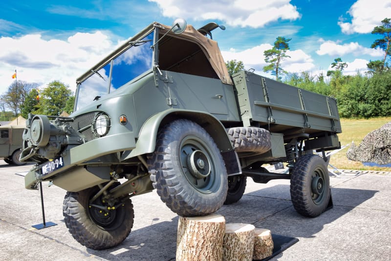 oude leger voertuigen en autos