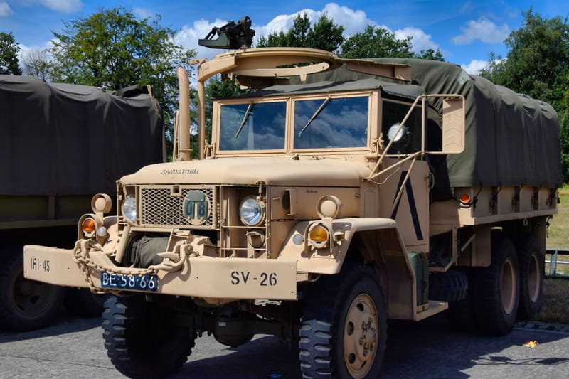 oude leger voertuigen en autos