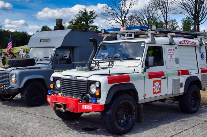 oude leger voertuigen en autos