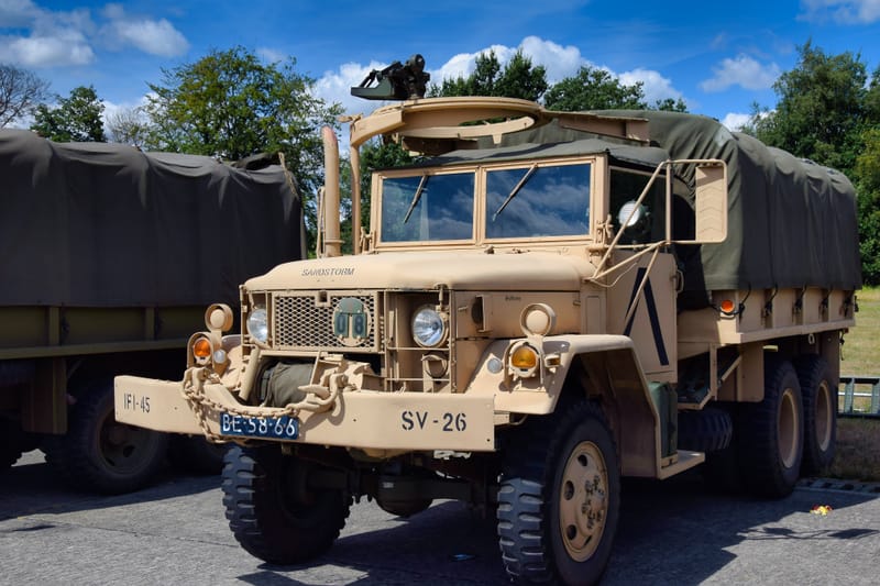 oude leger voertuigen en autos