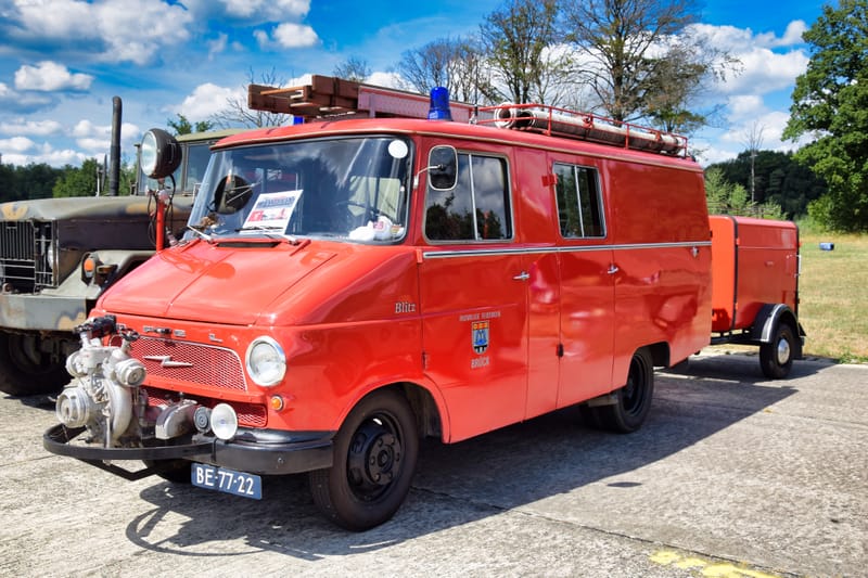 oude leger voertuigen en autos