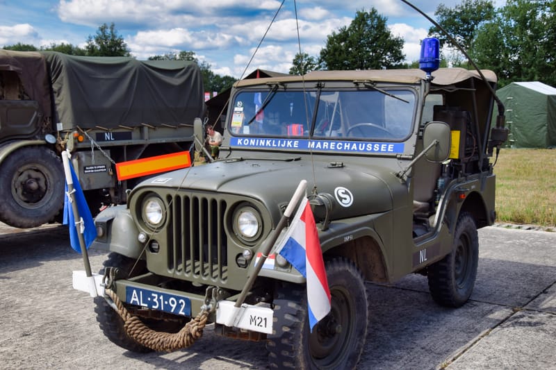 oude leger voertuigen en autos
