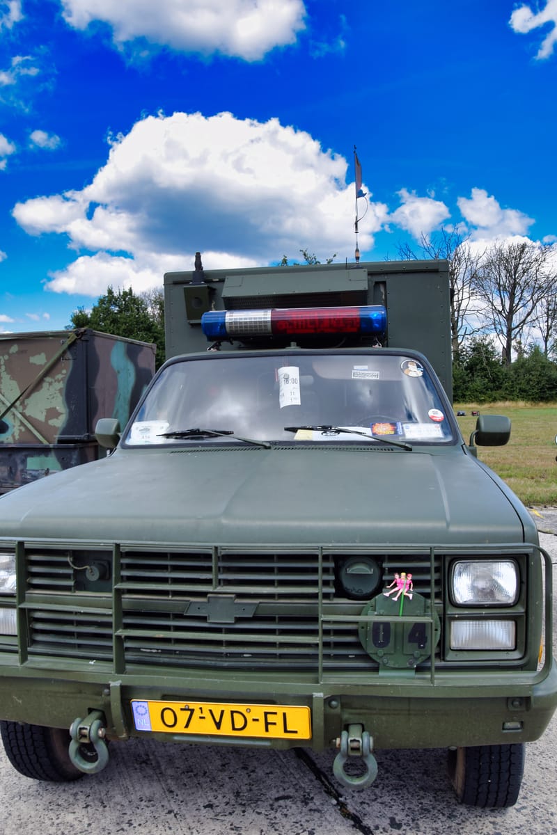 oude leger voertuigen en autos