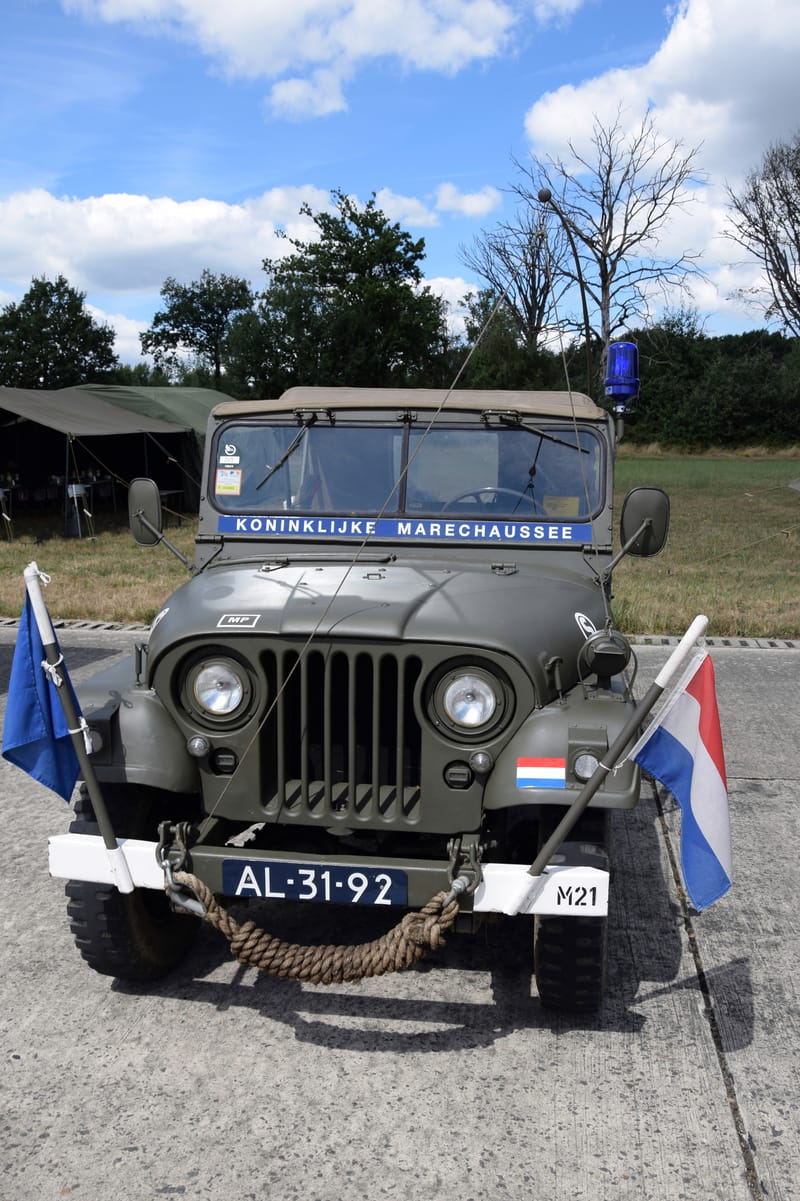oude leger voertuigen en autos