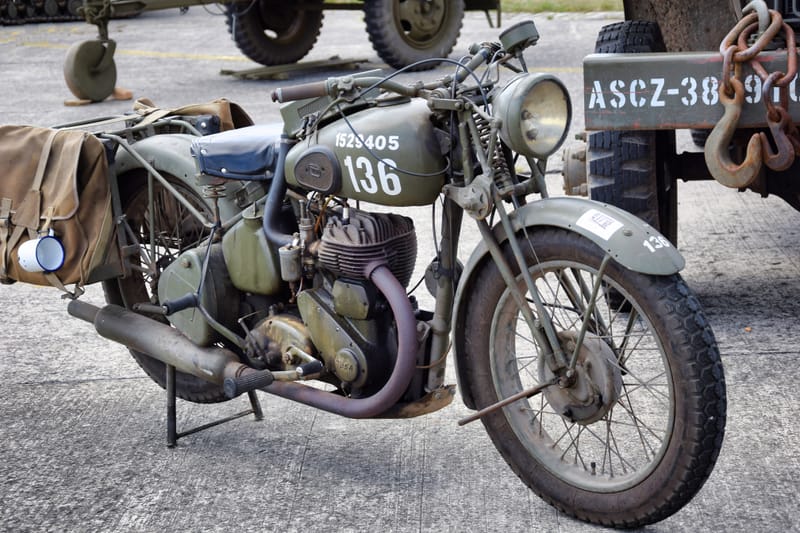oude leger voertuigen en autos
