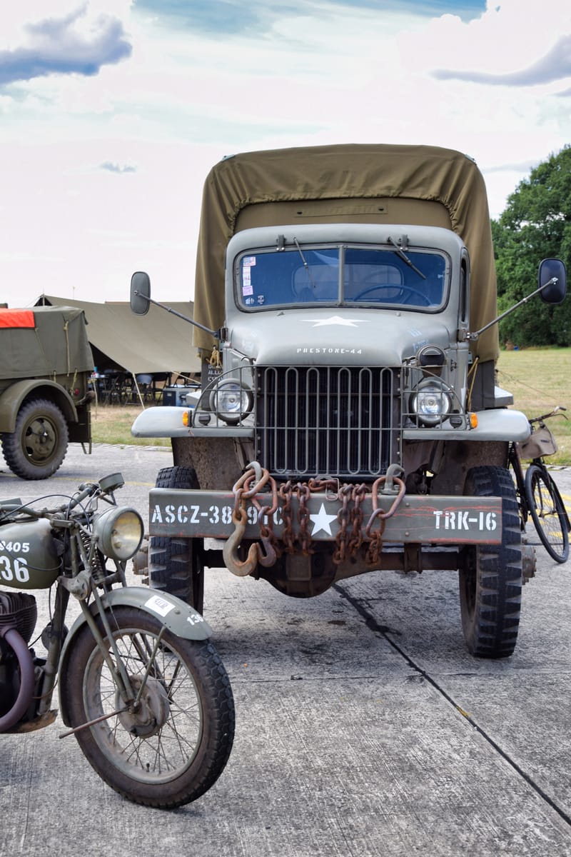 oude leger voertuigen en autos