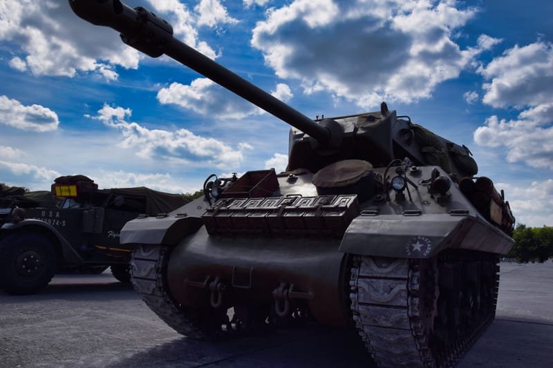 oude leger voertuigen en autos