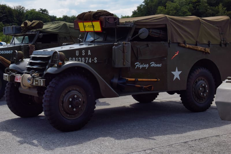 oude leger voertuigen en autos