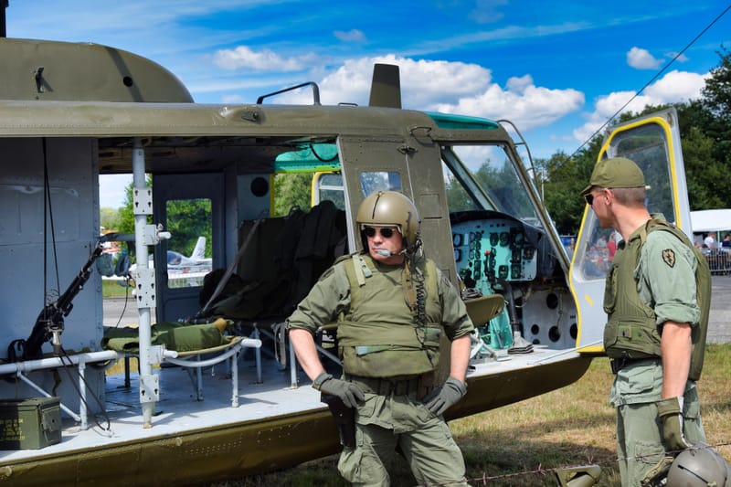 oude leger voertuigen en autos