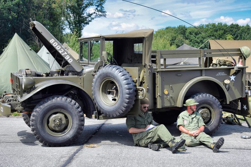 oude leger voertuigen en autos