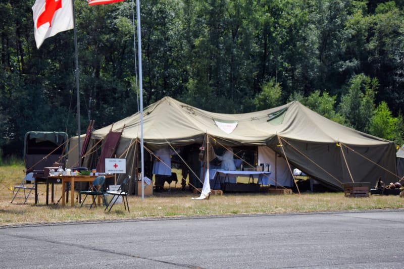 oude leger voertuigen en autos