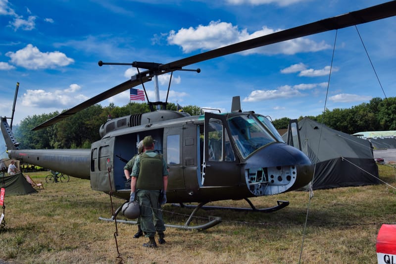 oude leger voertuigen en autos