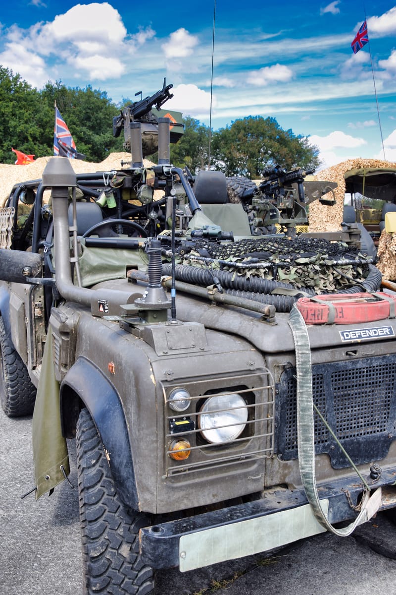 oude leger voertuigen en autos