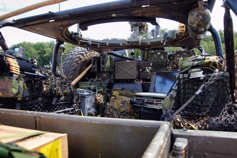 oude leger voertuigen en autos