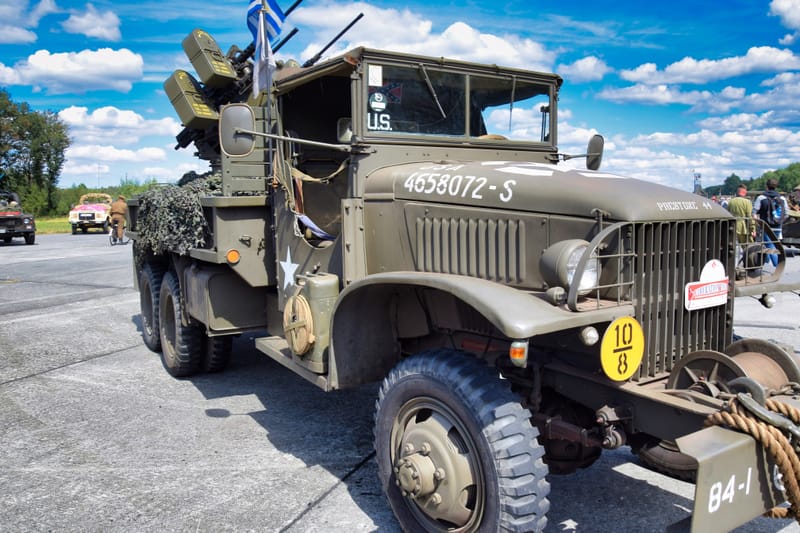 oude leger voertuigen en autos