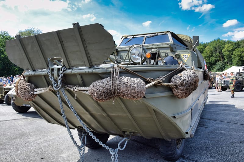 oude leger voertuigen en autos