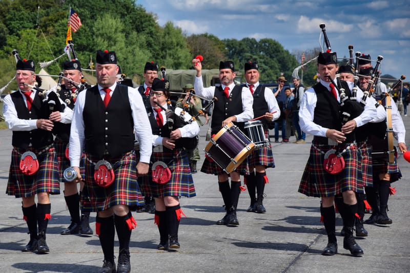 oude leger voertuigen en autos