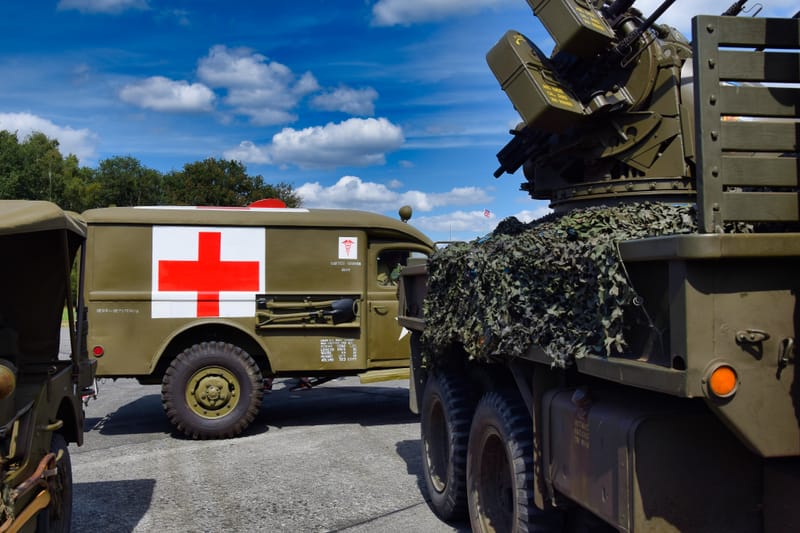 oude leger voertuigen en autos