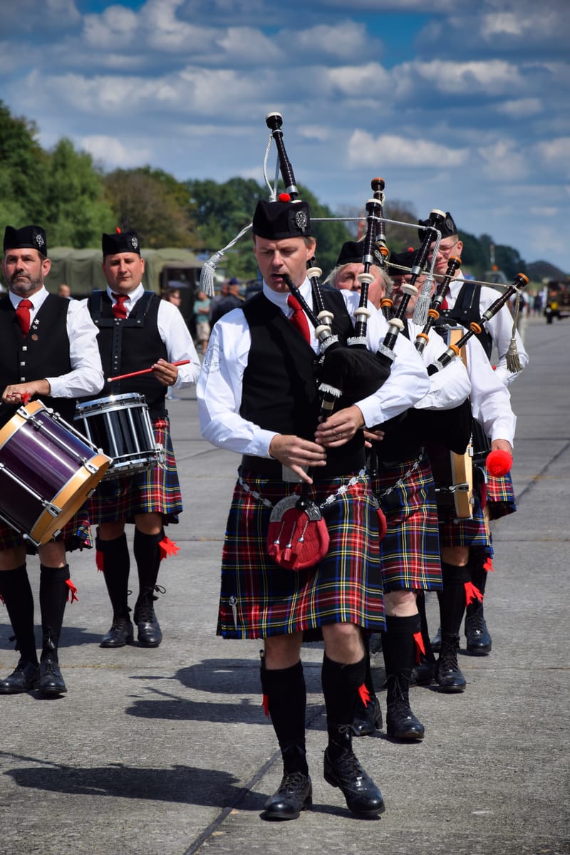 oude leger voertuigen en autos