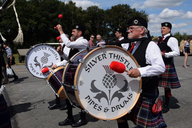 oude leger voertuigen en autos