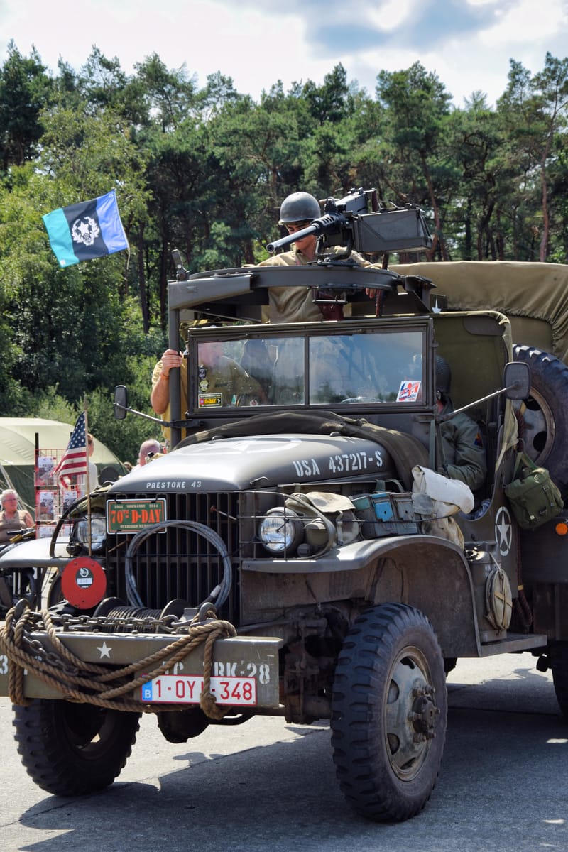 oude leger voertuigen en autos