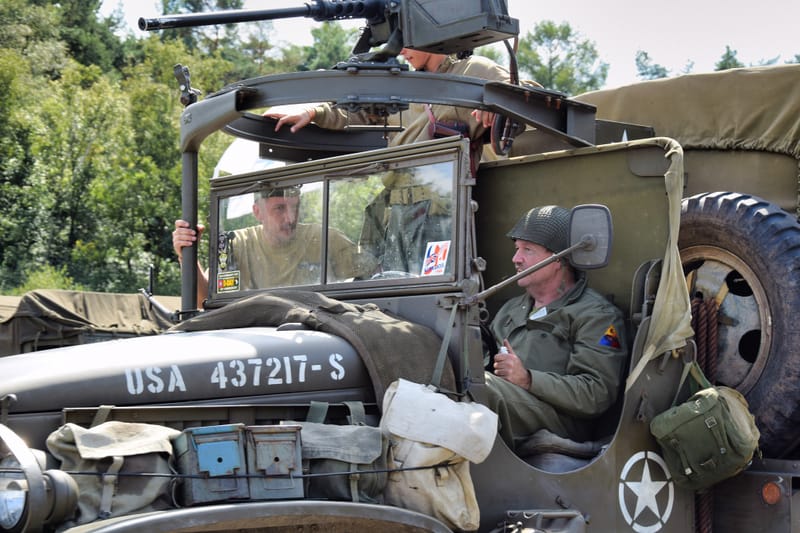 oude leger voertuigen en autos