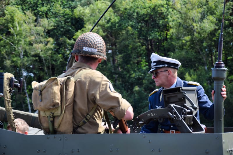 oude leger voertuigen en autos
