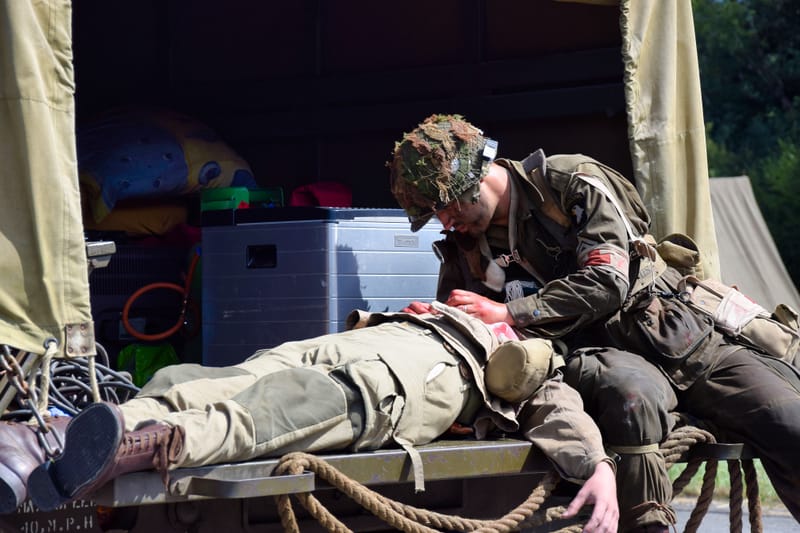 oude leger voertuigen en autos