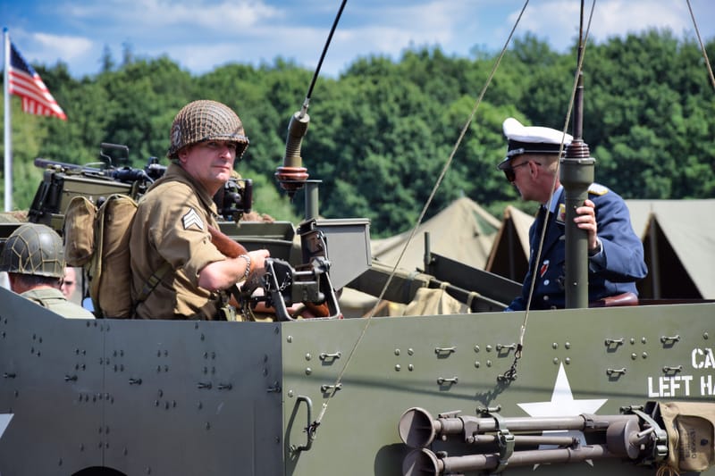oude leger voertuigen en autos