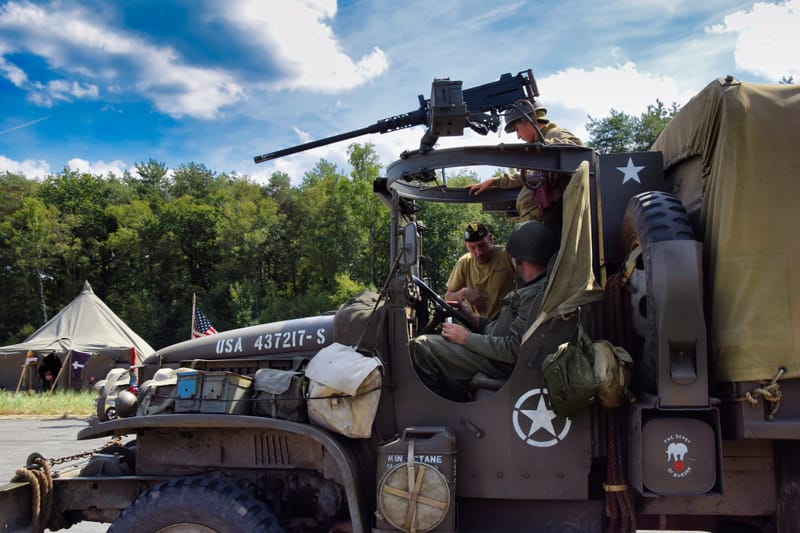 oude leger voertuigen en autos