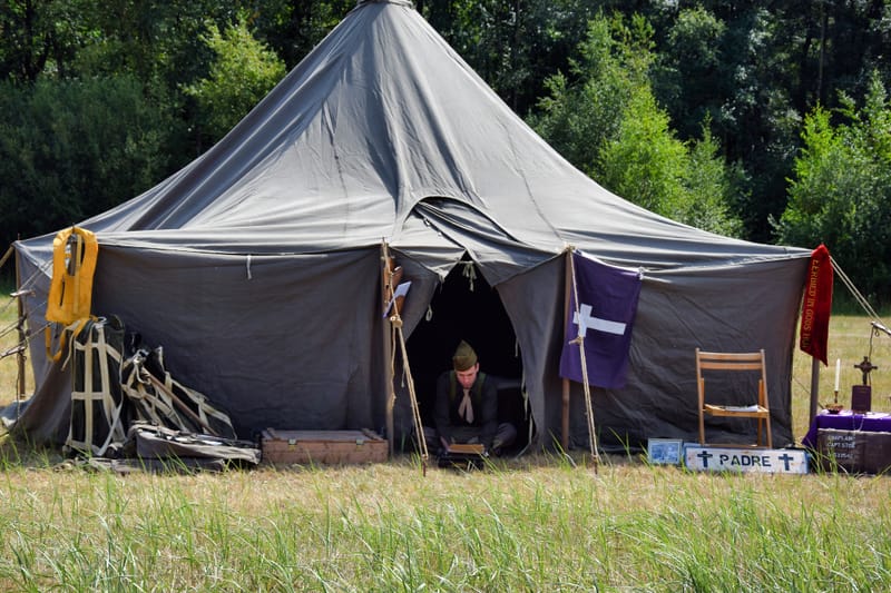 oude leger voertuigen en autos
