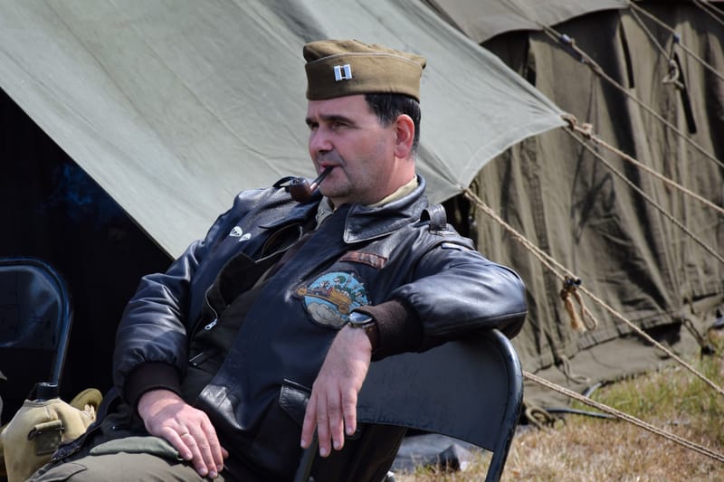 oude leger voertuigen en autos