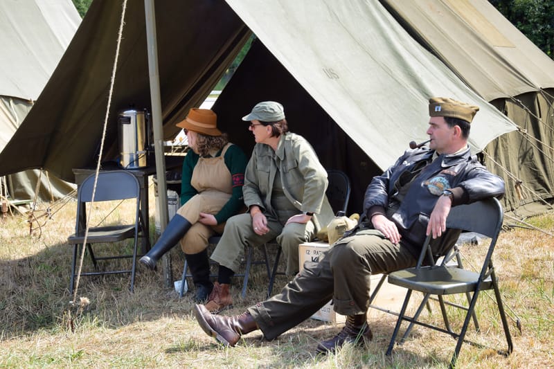 oude leger voertuigen en autos