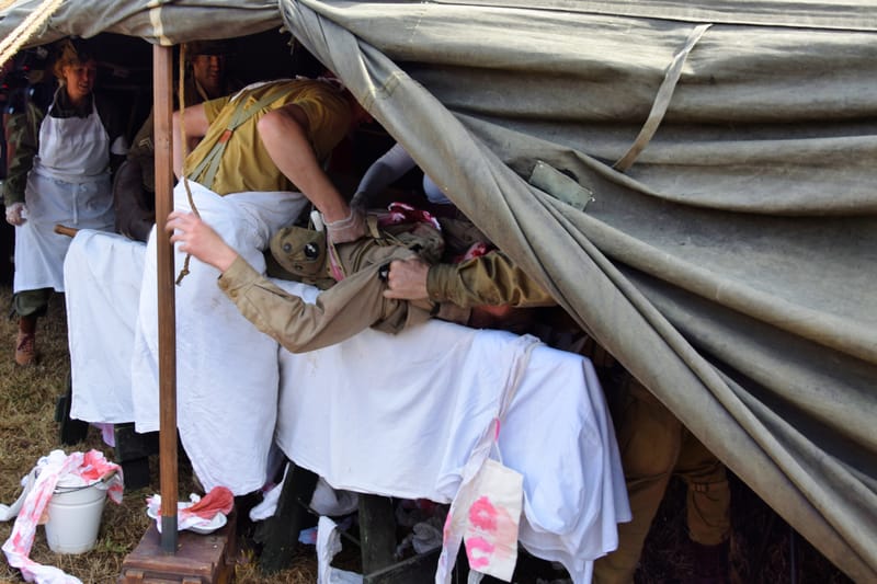 oude leger voertuigen en autos
