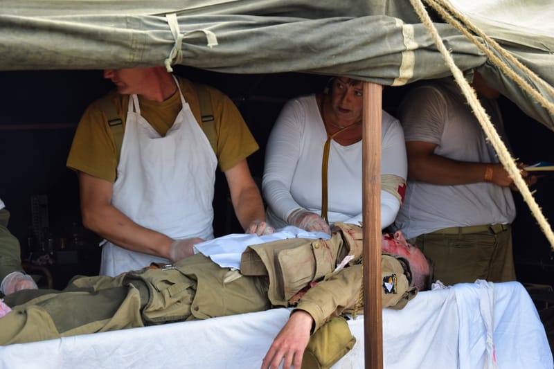 oude leger voertuigen en autos