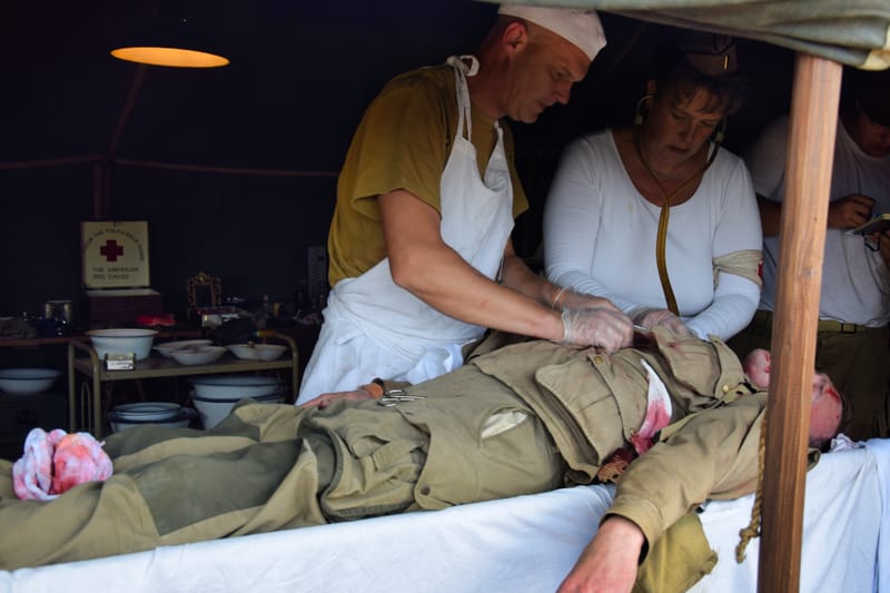 oude leger voertuigen en autos