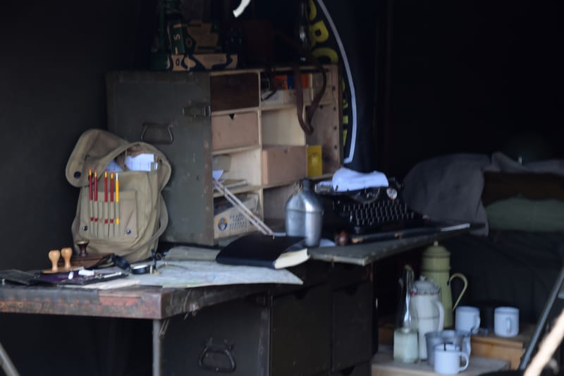 oude leger voertuigen en autos