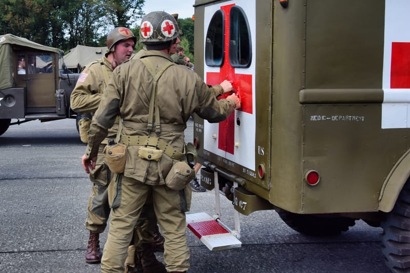 oude leger voertuigen en autos