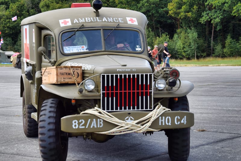 oude leger voertuigen en autos