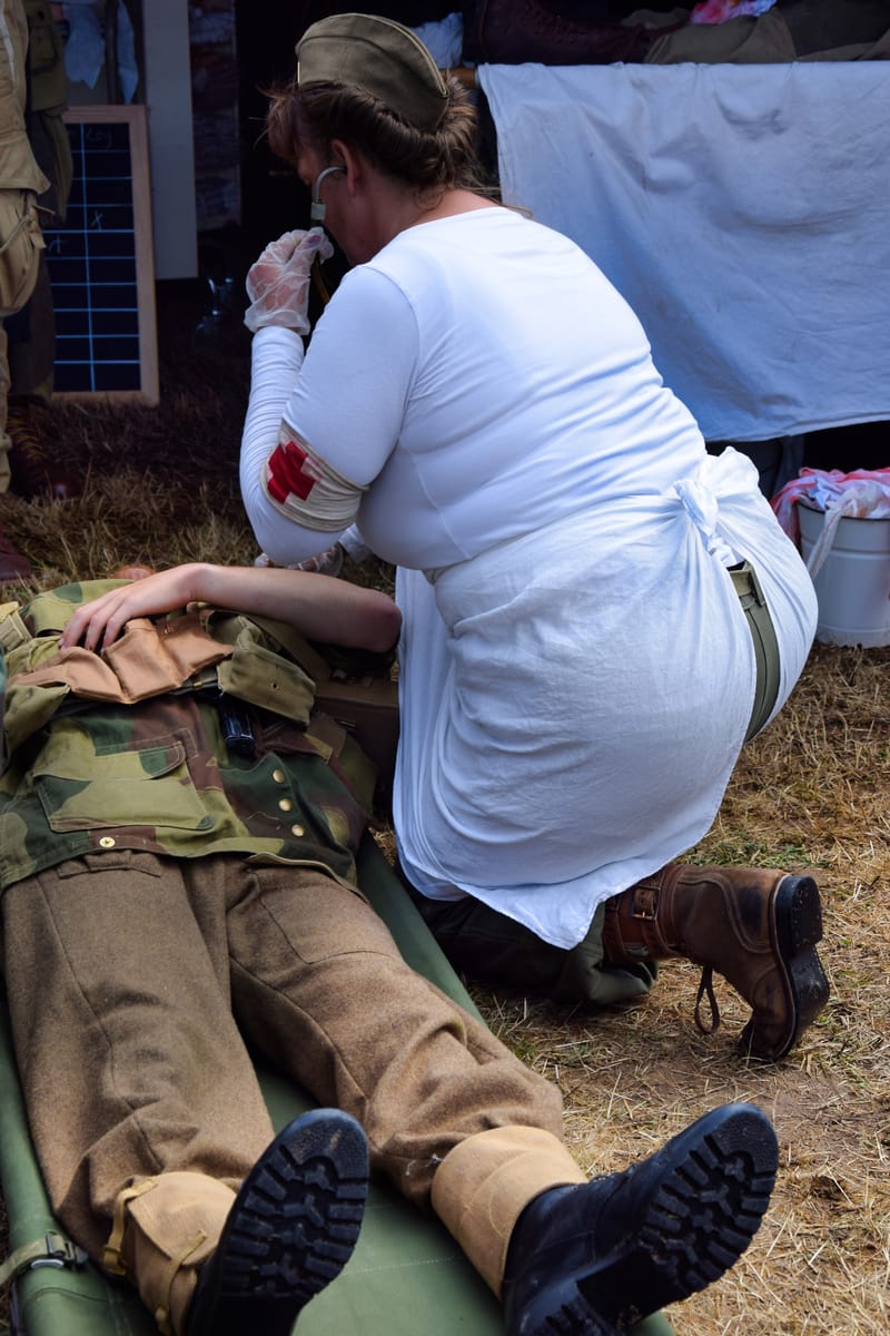 oude leger voertuigen en autos