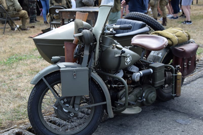 oude leger voertuigen en autos
