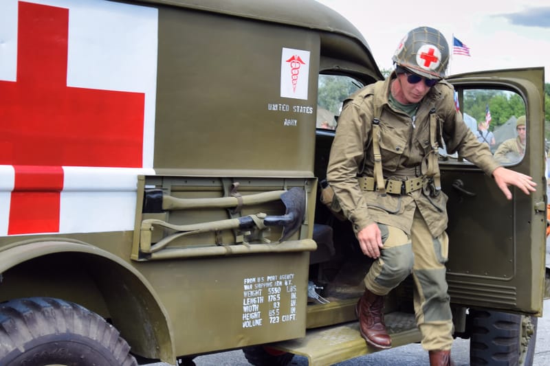 oude leger voertuigen en autos