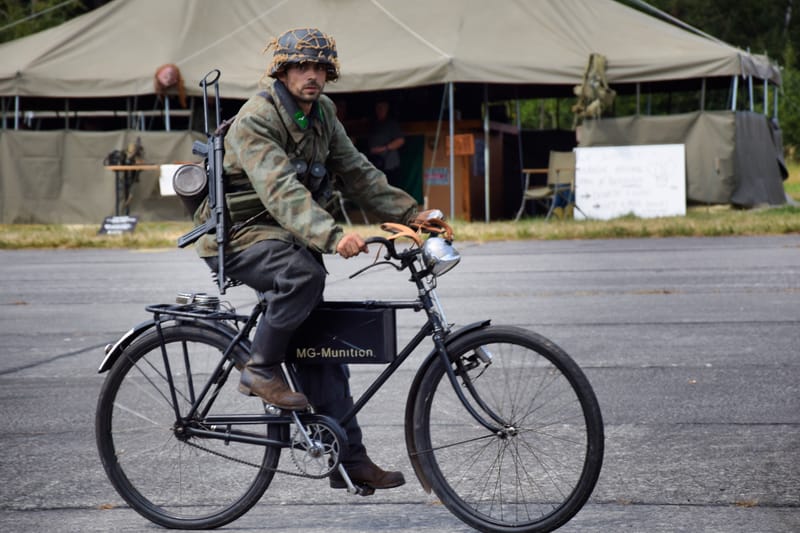 oude leger voertuigen en autos