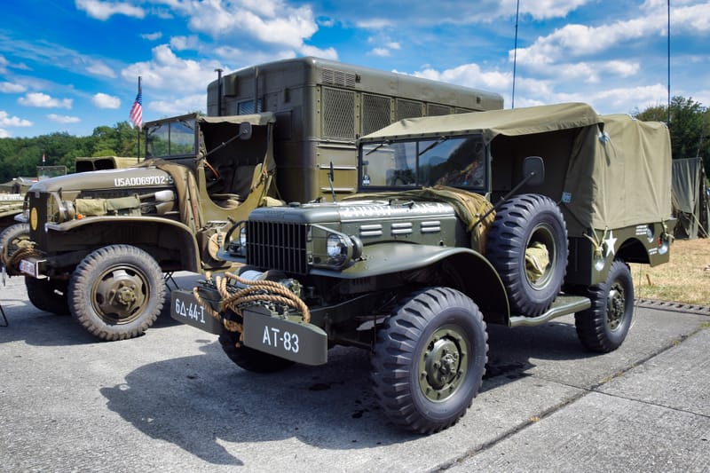 oude leger voertuigen en autos