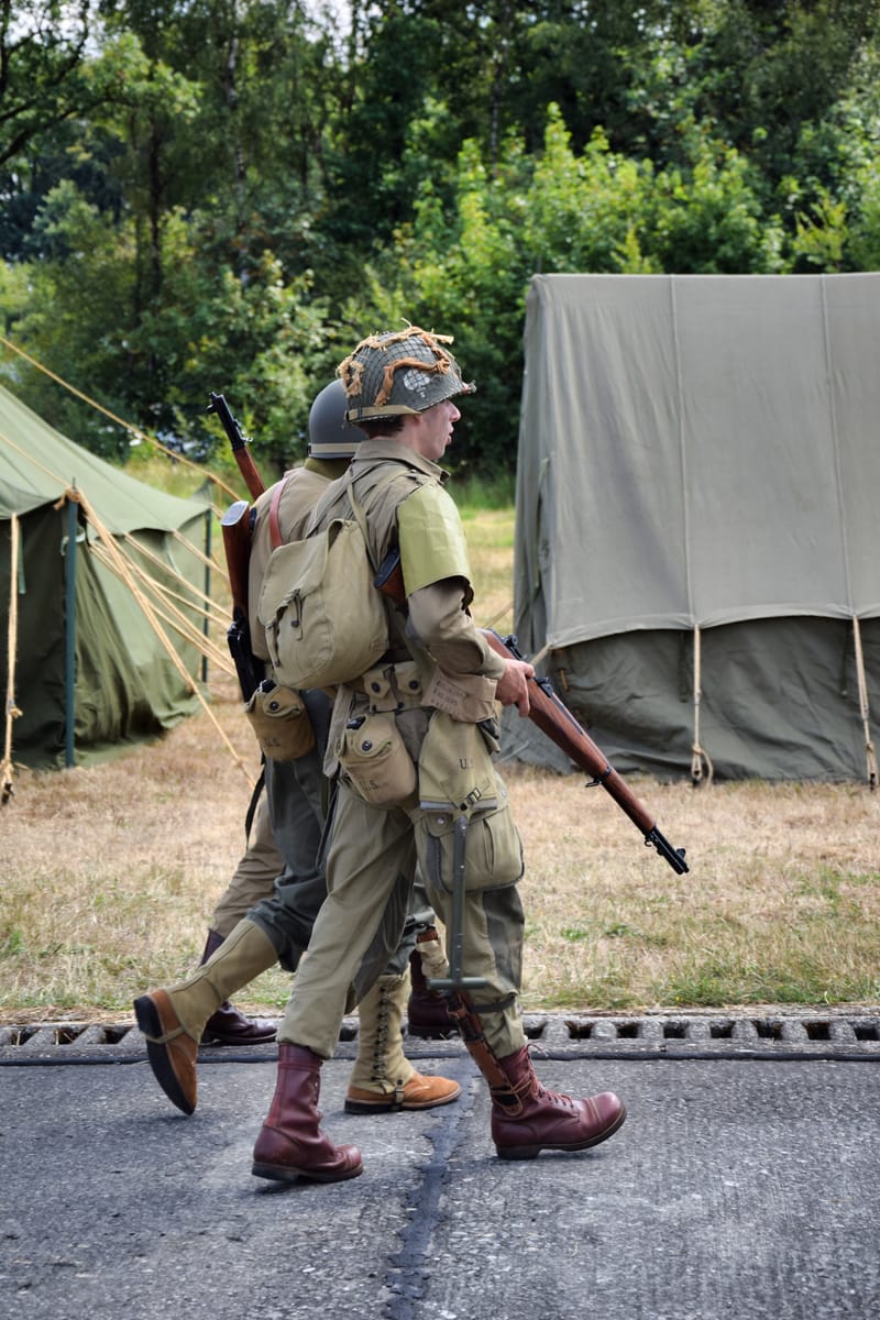 oude leger voertuigen en autos