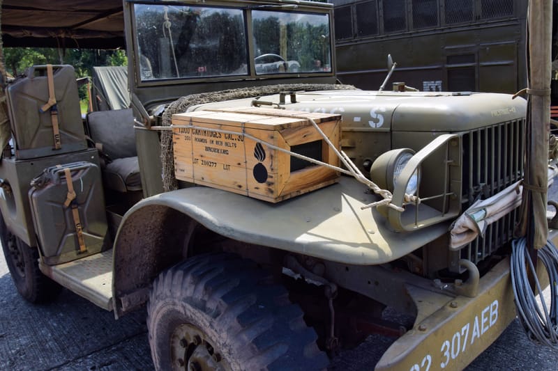oude leger voertuigen en autos
