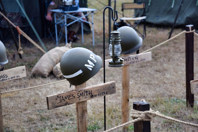 oude leger voertuigen en autos