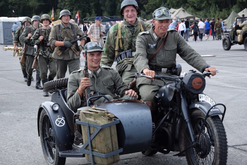 oude leger voertuigen en autos