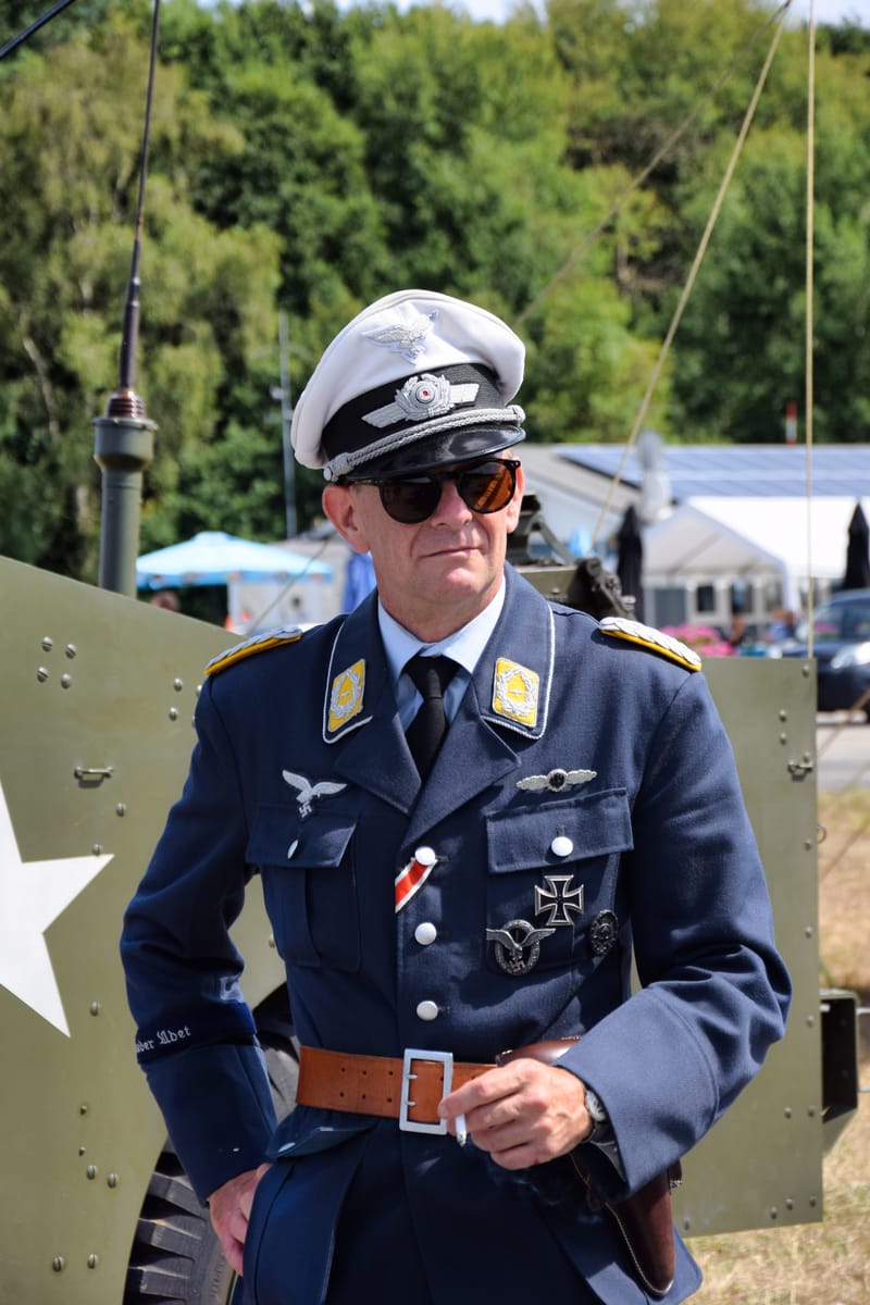 oude leger voertuigen en autos